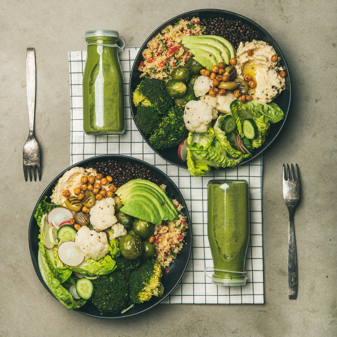 Balanced plate of vegetables, avocado, and dietary supplements promoting healthy digestion after gallbladder removal.